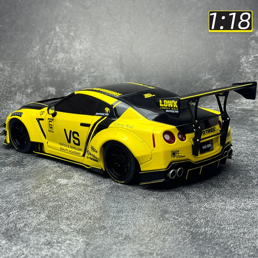 Solido 1:18 scale NISSAN GT-R (R35) LB TYPE 2 Static decoration car model Metal to send friends holiday gift collection