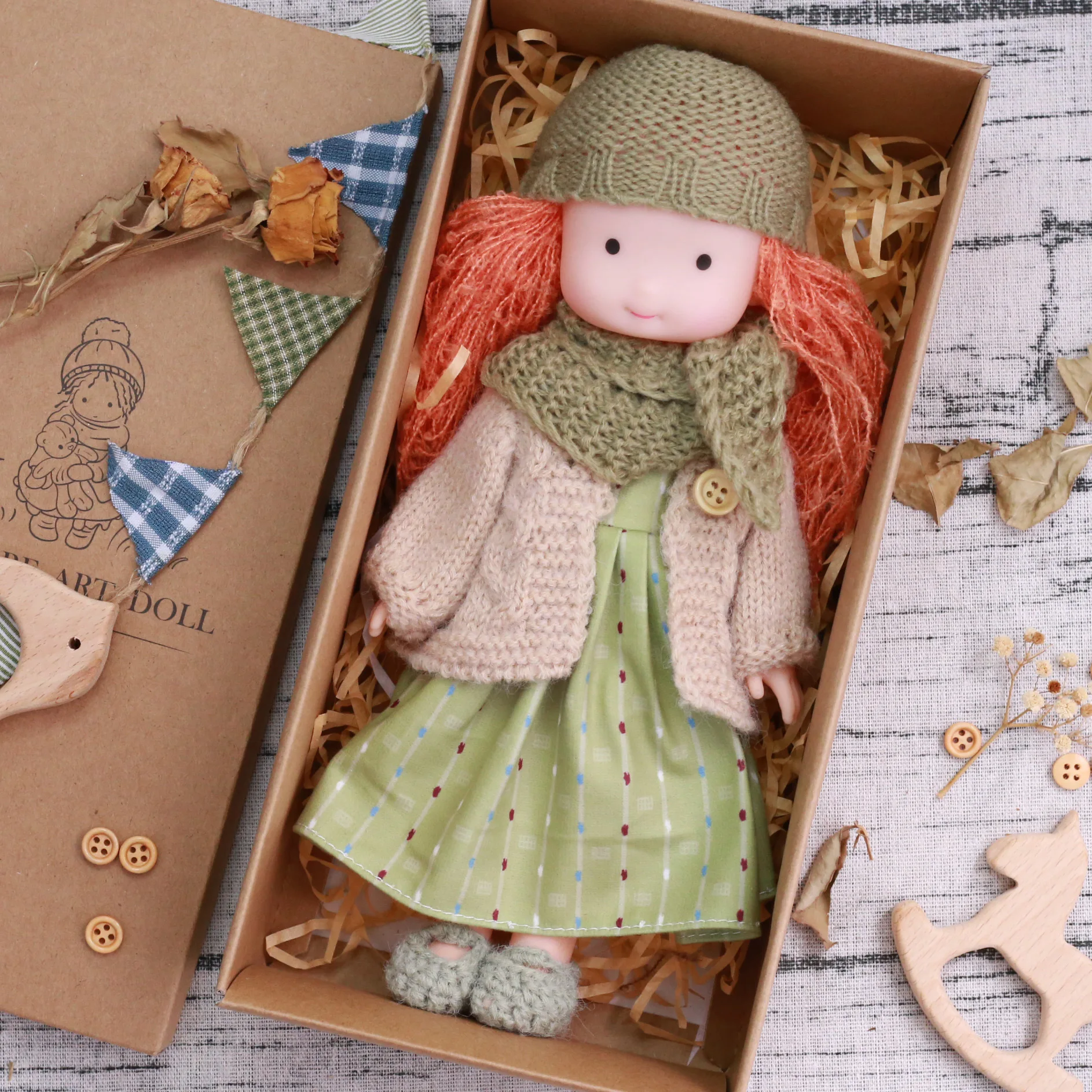 Waldorf-Vinylpuppe gepaart mit Spitzenbesatz, gemischtes handgefertigtes Strickjackenmantel, Mütze und Tasche, Babyspielzeug, Accessoires, Geschenk