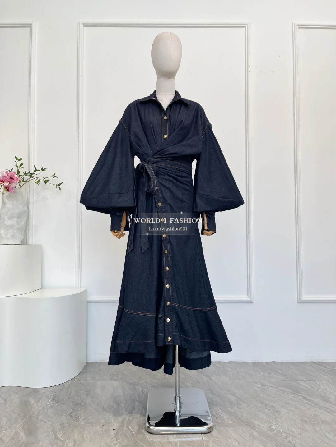 2025 موضة جديدة الوردي الأخضر الأزهار أكمام عارية الذراعين فستان ميدي الأزرق الداكن كم طويل الدنيم #2