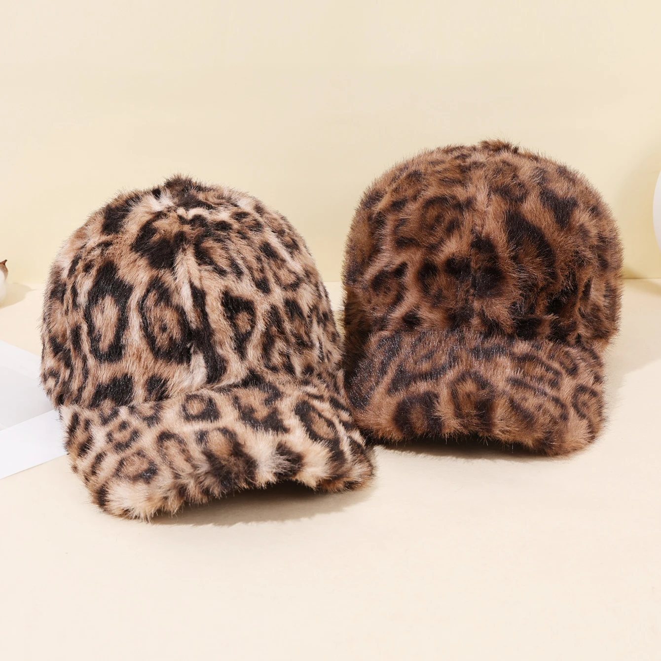 หมวกเบสบอลลายเสือดาวนุ่มสบายสำหรับฤดูใบไม้ร่วงและฤดูหนาวสำหรับผู้หญิง หมวกแก๊ปแฟชั่นอเนกประสงค์สำหรับกิจกรรมกลางแจ้ง หมวกกันแดด