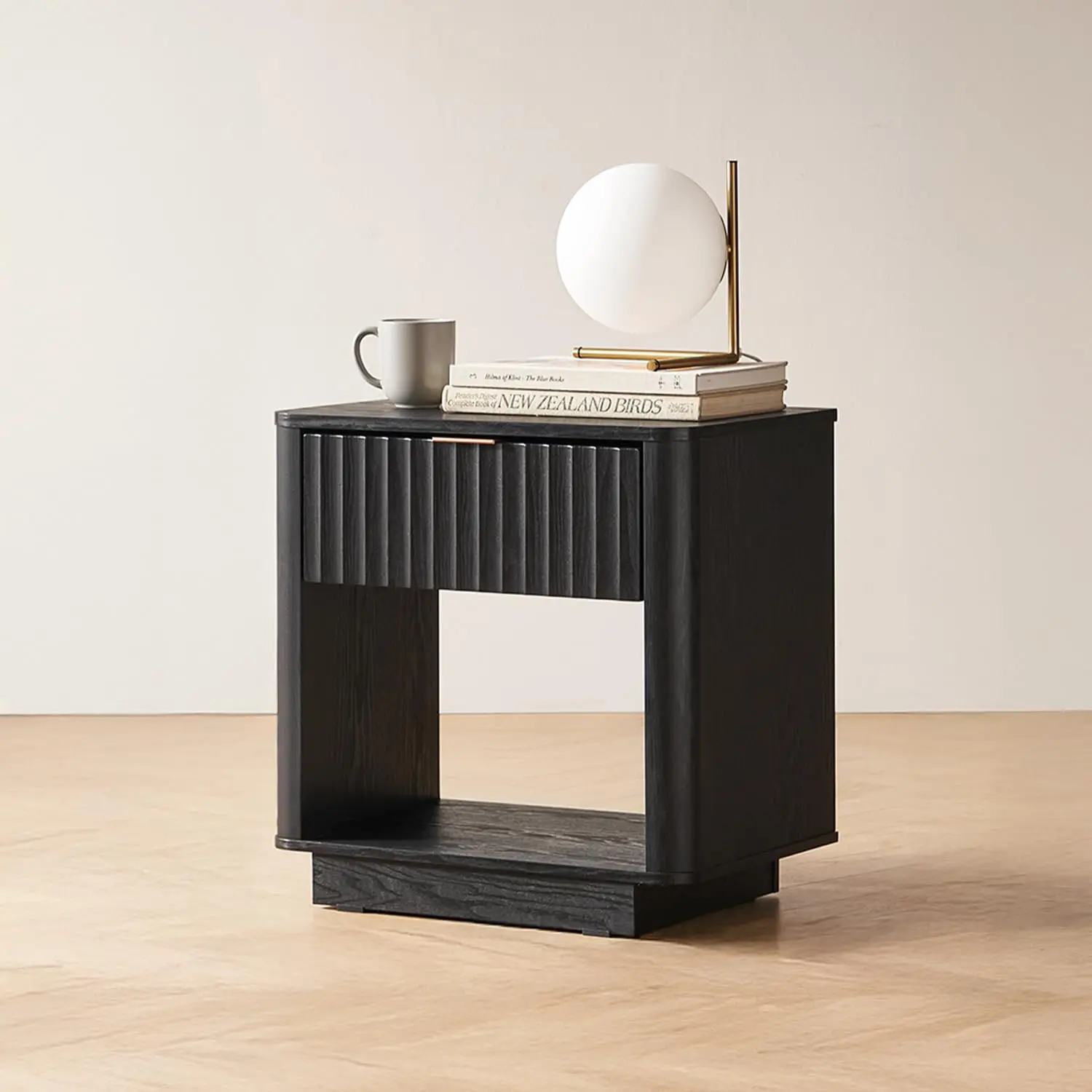 

Прикроватная тумбочка из дерева с рифленой отделкой, с выдвижным ящиком для хранения, маленький приставной столик с изогнутым профилем, черный дуб, одинарный, на заказ