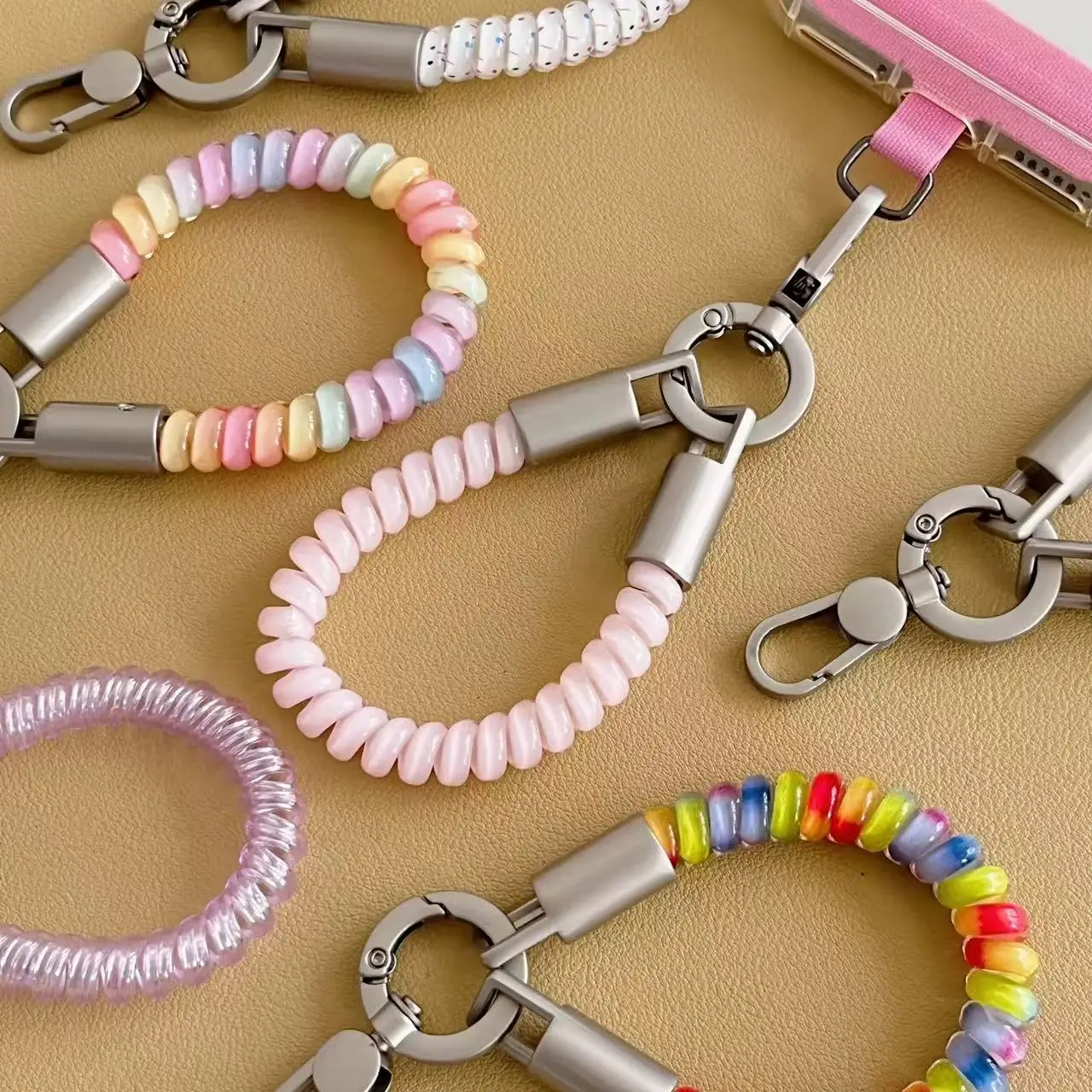 Tragbarer TPU-Handy-Handgelenkriemen, Spiralförmiges Telefonkabel, Abnehmbarer Metallverschluss, Handyhüllen-Charm-Riemen, Anti-Verlust-Handy-Handgelenkskette – Detail 1