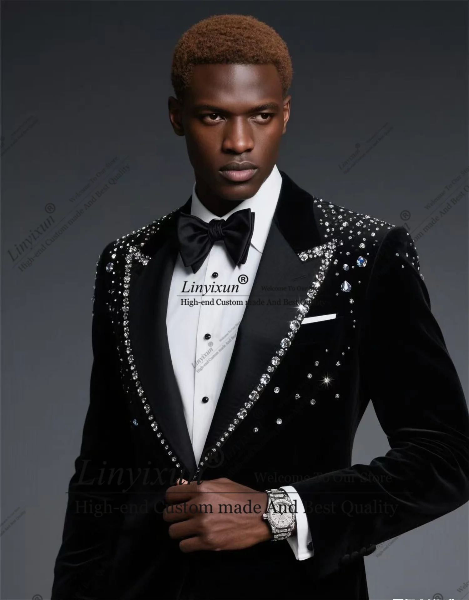 

Simple Luxury Metal Embellished Men Suits Peaked Lapel Groom Tuxedos 2 Pieces Beadeds Party Prom Blazer Customized Ropa Hombre