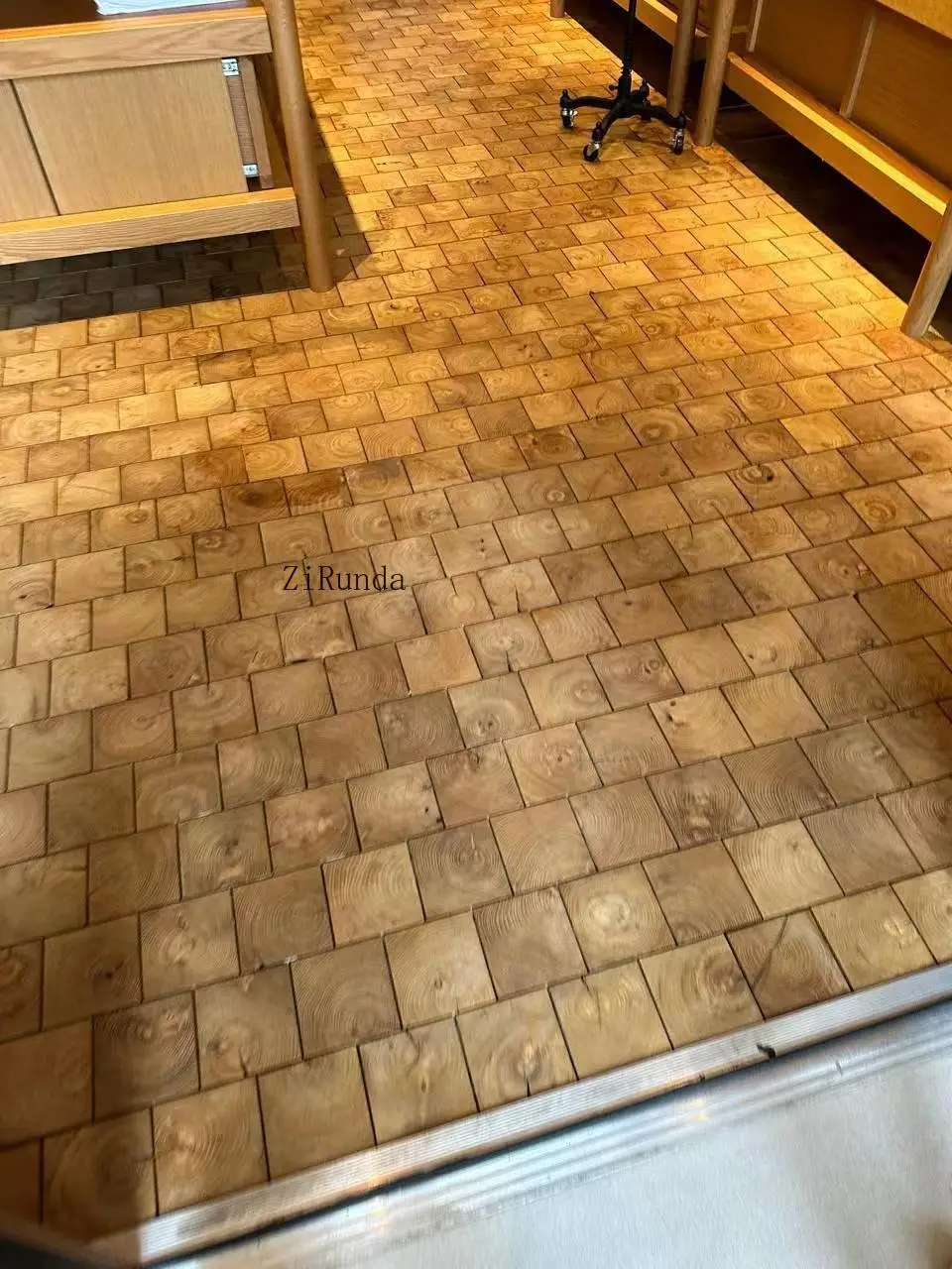 Lantai Kayu Rekayasa Bertekstur Ujung Ek Berlapis-lapis 15mm Versi Deluxe yang Disesuaikan, Desain Komersial yang Nyaman, Disikat