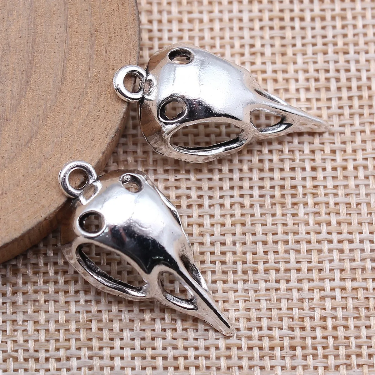 20pcs 30.5x15x10.5mm(1.2x0.59x0.41inch) Antique Silver Color Beak Skull Charms Vintage Hand Crafts Jewelry Accessories