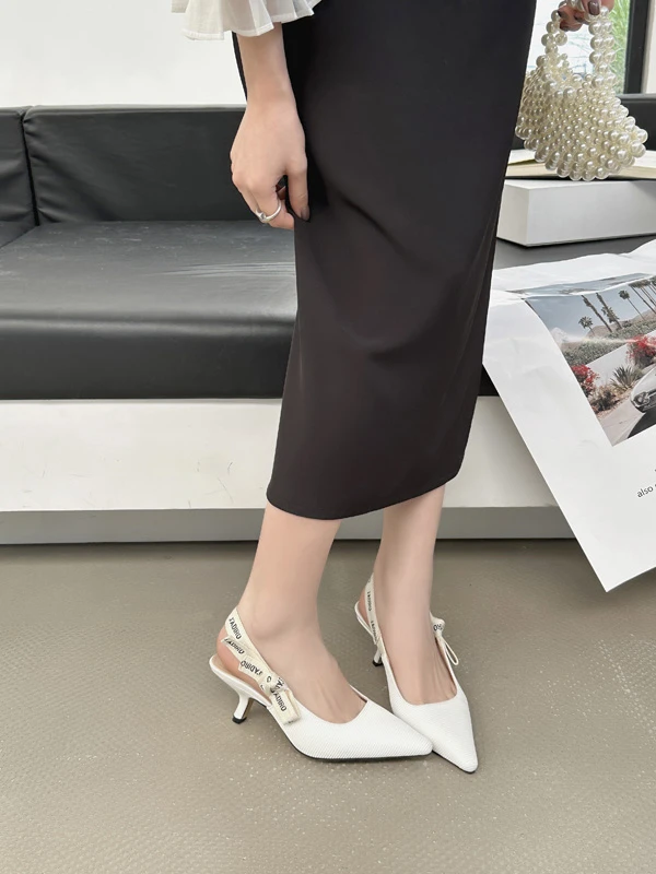 صندل أنيق بكعب رفيع ومقدمة مدببة مع تطريز على شكل فراشة وعقدة، تصميم جديد لعام 2025 بكعب منخفض وتصميم حروف بأسلوب عطري خفيف #3