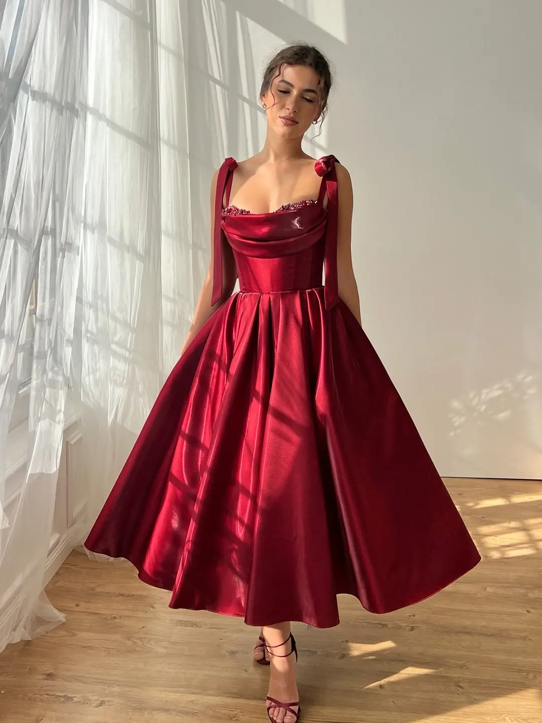 Strapless Bordeaux Satijnen Avondjurk met Strik Gezwollen Heldere Taft A-lijn Midi Galajurken Vintage Kanten Ruches Feestjurken