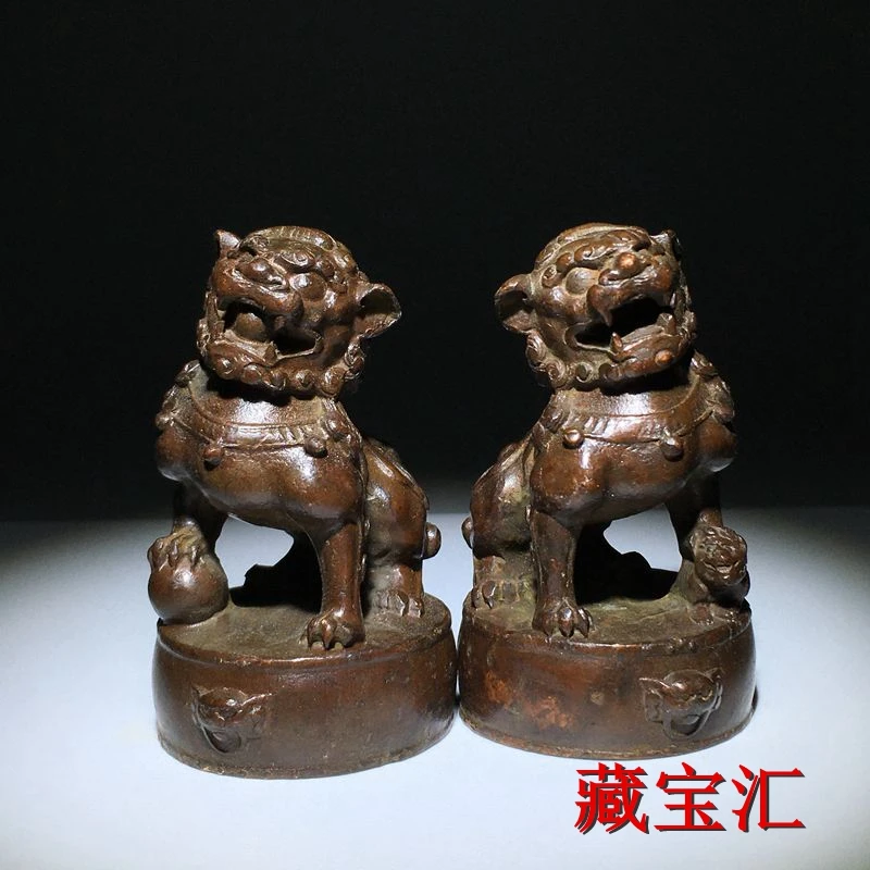 Old goods, nostalgic items, a pair of bronze lions, everything goes smoothly. Purple copper old-fashioned tabletop feng shui