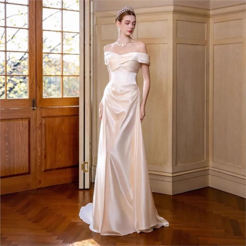 

Satin one-shoulder light and simple fishtail white dress