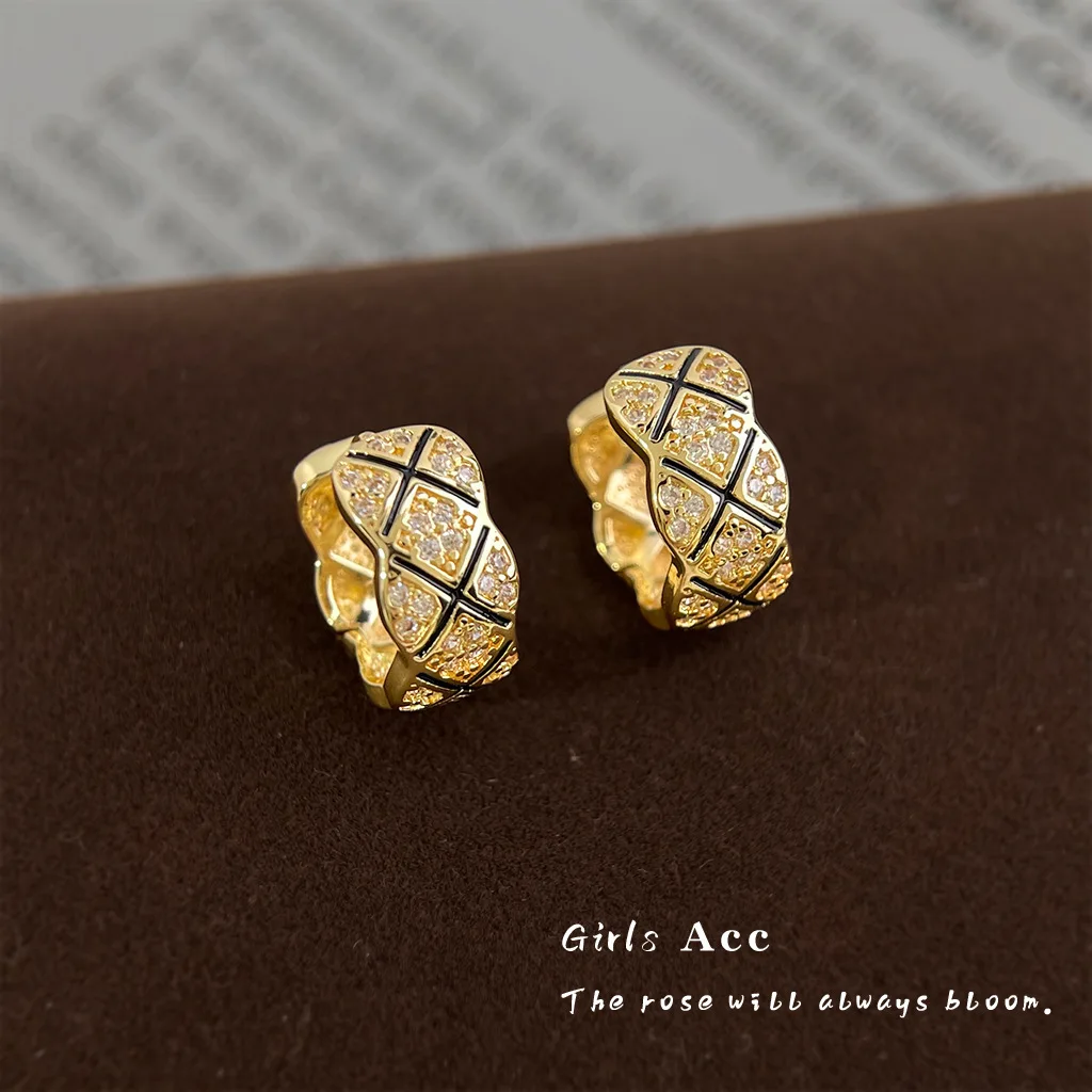 

Women Luxury High-end Old Money Style Ear Drop French Check Enamel Drop Ear Buckle Fashion Commute Geometric Zircon Ear Jewelry