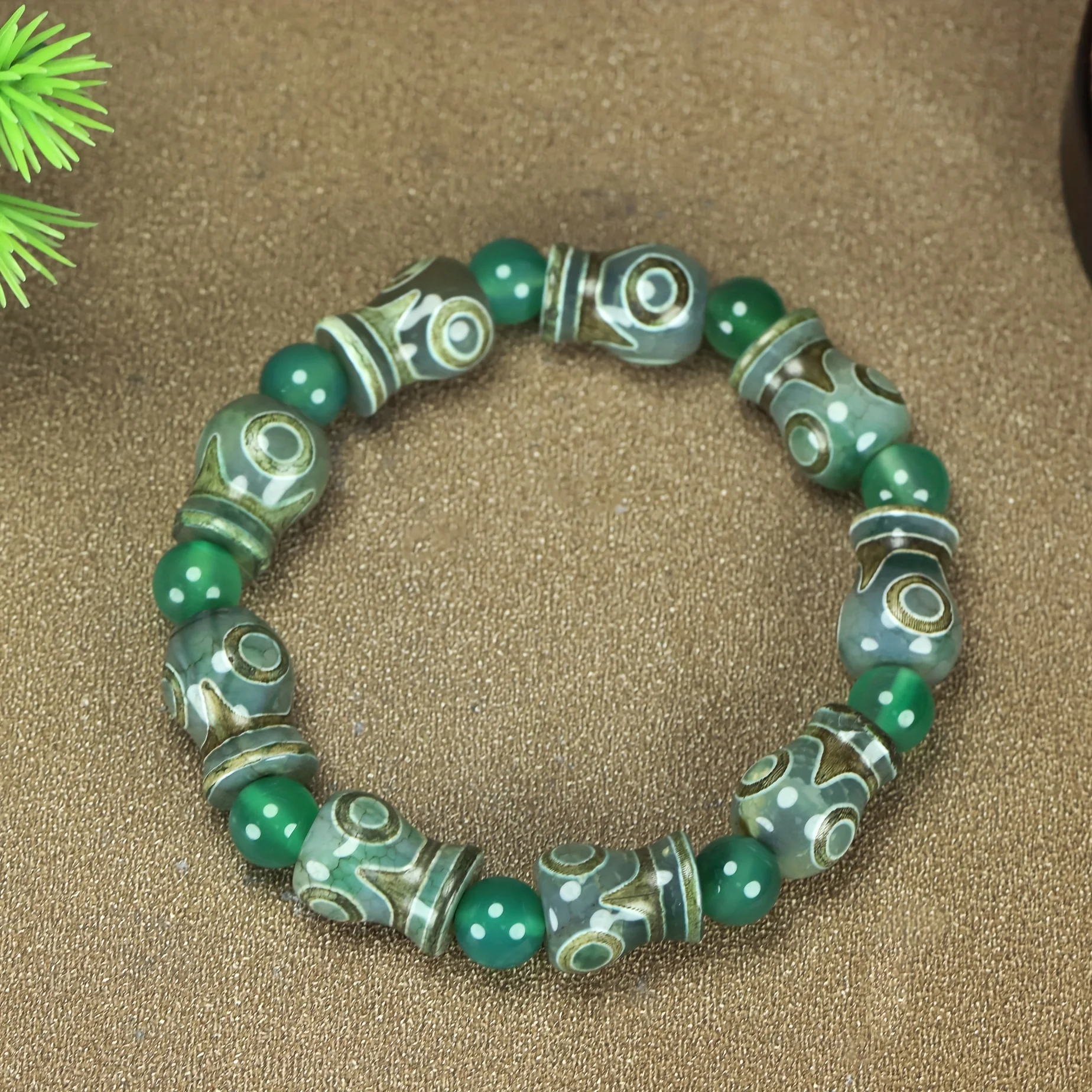 

Pulsera Elegante de Ágata Verde con Diseño de Jarrón - Accesorio de Moda