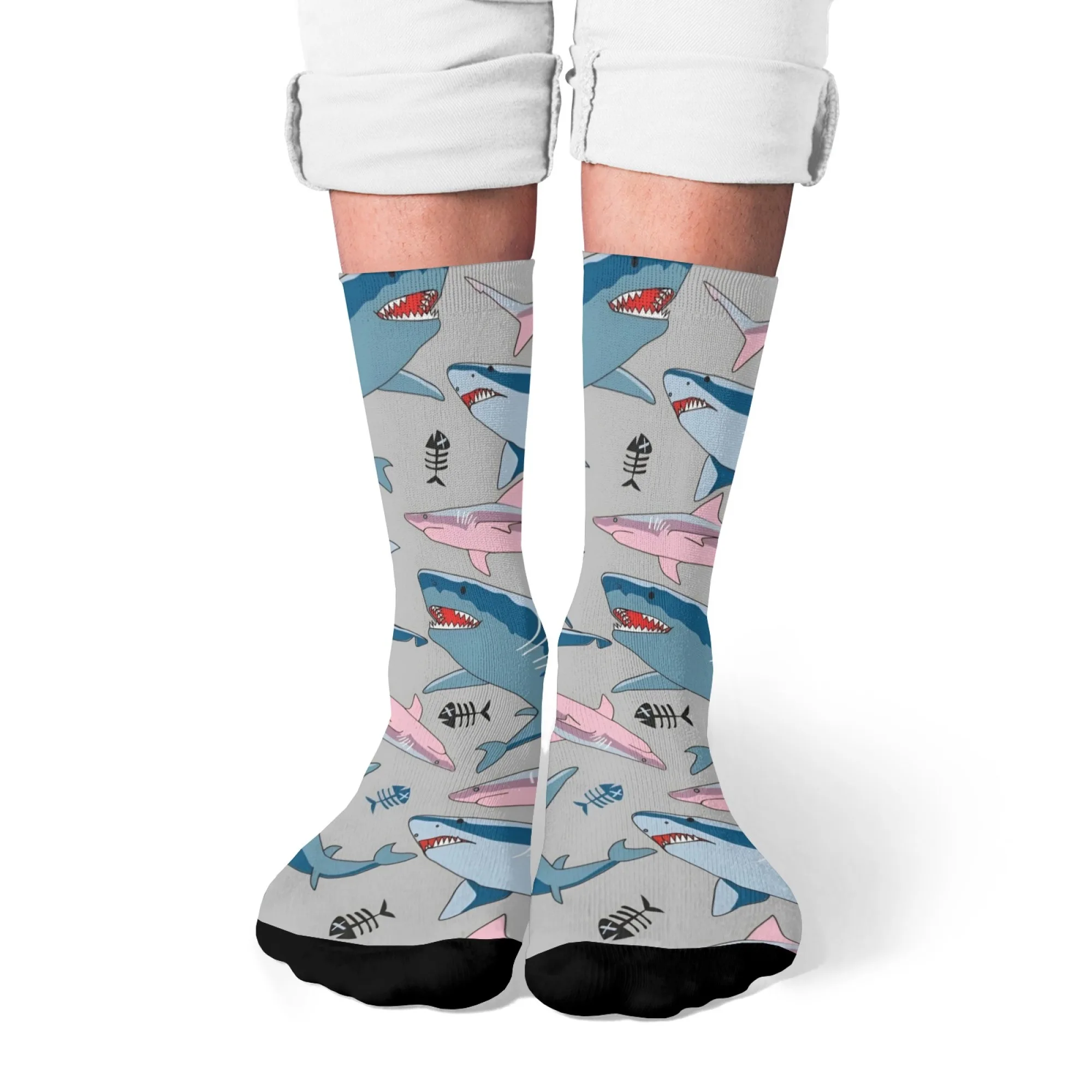 Niedliche Cartoon-Hai-Crew-Socken mit mehreren Haaien und Fischgrätenmustern auf grauem Hintergrund, dehnbarer Stoff für tägliche Freizeit- und Ozeanliebhaber