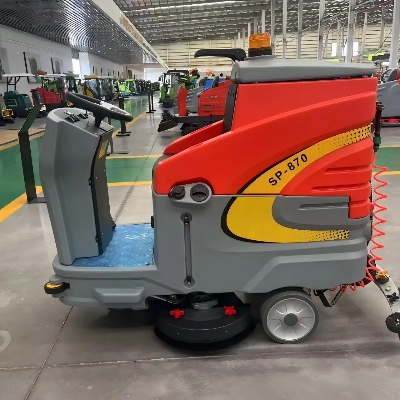 Modello 870 Vendita diretta in fabbrica Lavapavimenti Ride-on 5-6 ore di lavoro Lavapavimenti Magazzino Lavatrice per pavimenti in cemento