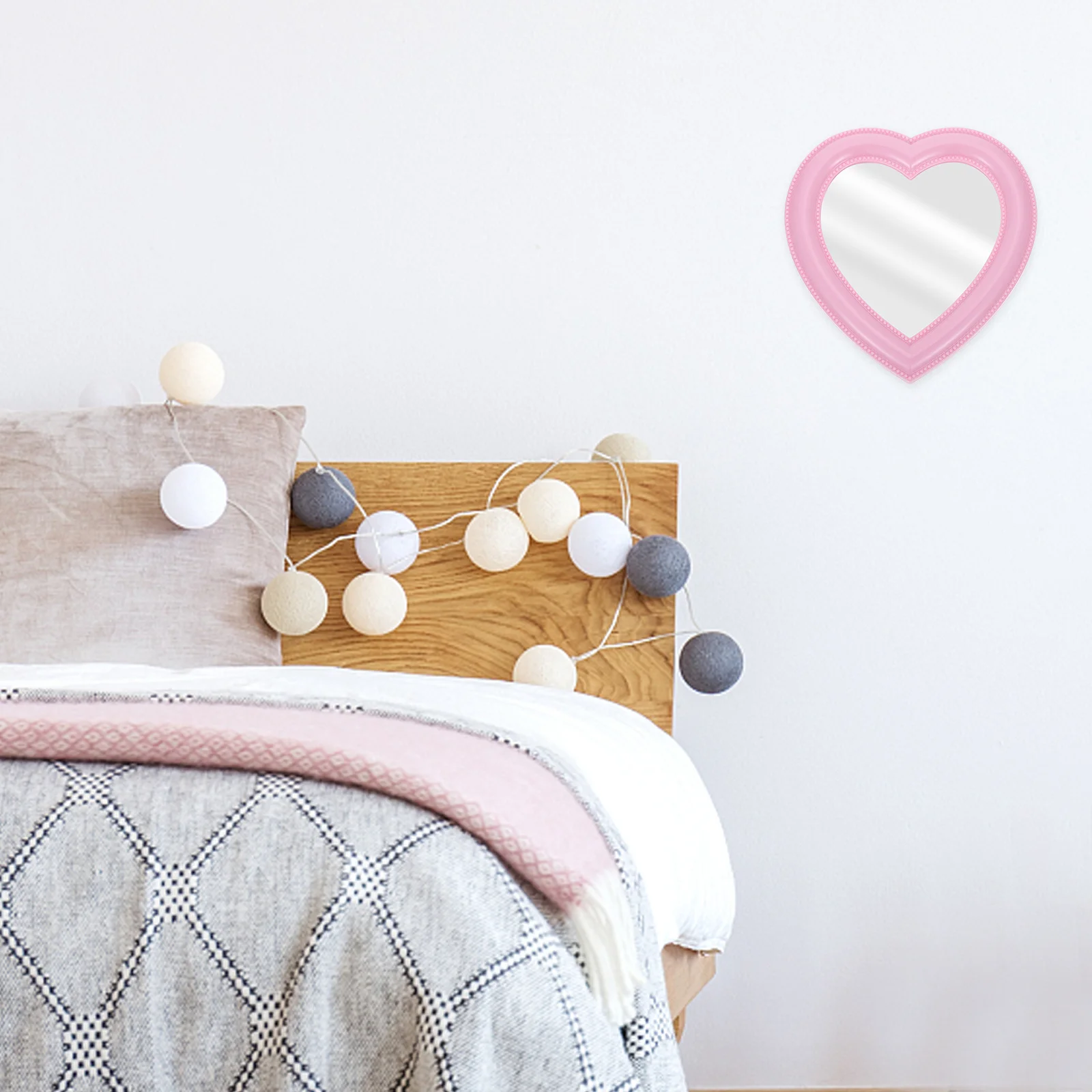 1Pcs Heart-Shaped Makeup Mirror Scratch-Resistant Retro Design Wall-Mounted Desktop Mirror Clear Reflection Tabletop