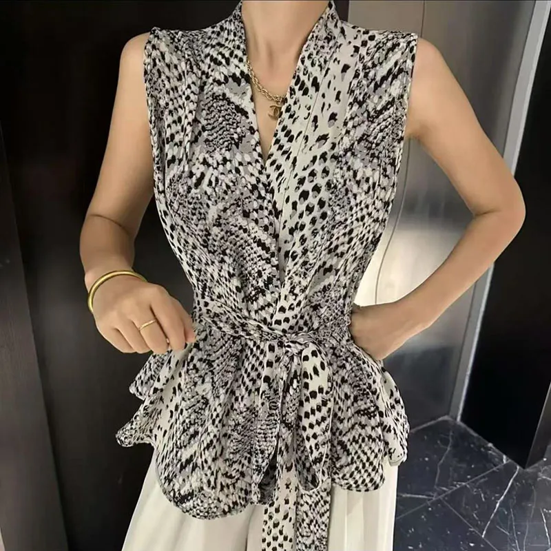 موضة الخامس الرقبة المطبوعة ضمادة ليوبارد قمصان الملابس النسائية 2025 صيف جديد فضفاض بلا أكمام شيك القمم مكتب سيدة البلوزات