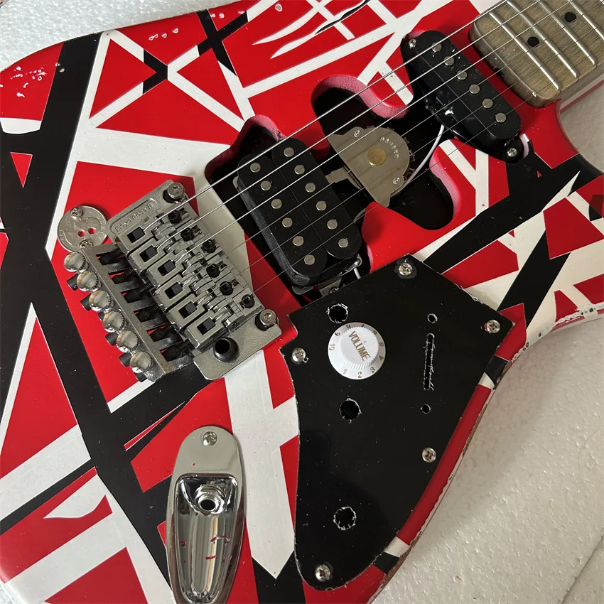 黒と白のストライプのエレキギター,edward,eddie van halen,marshall,floyd rose,tremoloブリッジ,傾斜,重い赤