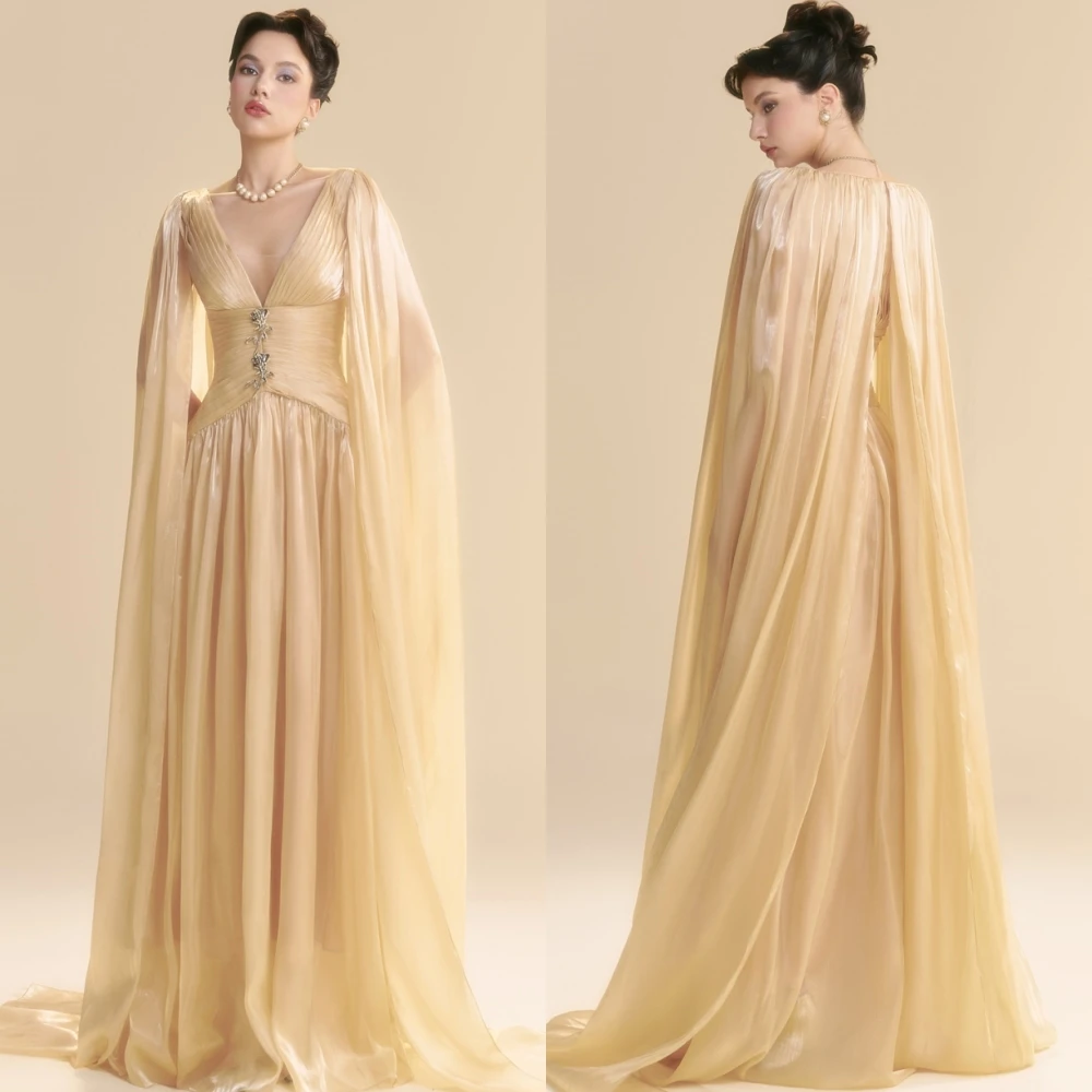 Sukienka wieczorowa z organzy w kolorze żółtym, elegancka, z dekoltem w serek, długimi rękawami, na studniówkę, delikatna, prosta, z trenem typu court, na przyjęcie.