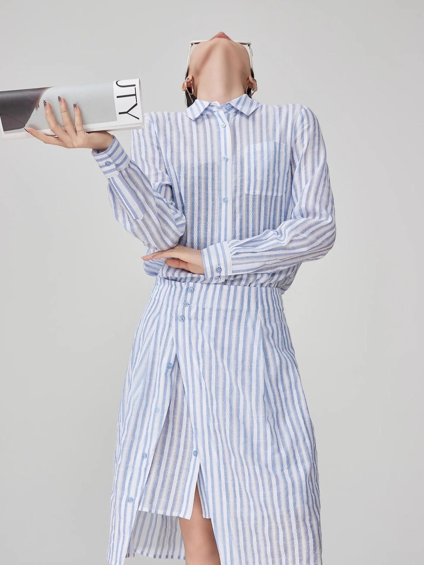 

Синий текстурированный комплект из двух предметов с вышивкой и полосками: рубашка с длинным рукавом и асимметричным воротником Cleanfit для женщин 25-35 лет