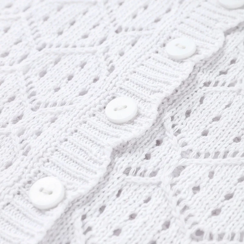 Französisches Urlaubs-Häkelset: Durchbrochenes Strick-Crop-Top und Shorts-Outfit für Damen – Boho-Strand-Chic, minimalistisch, stilvoll, Sommerkleidung – Detail 6