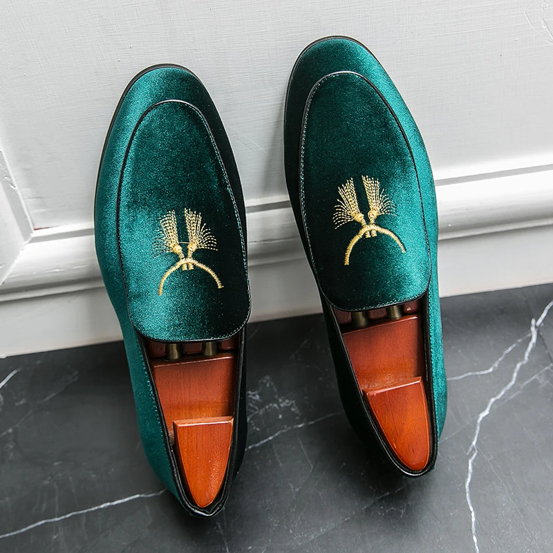 

Embroidered New Men Loafers Lightweight Breathable Fashionable Avant-garde Youth Lazy Shoes