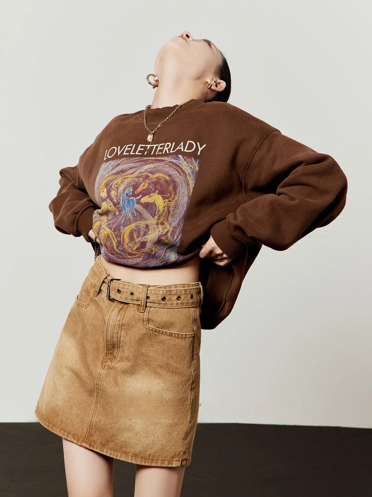 

Коричневый свитшот с флисовой подкладкой, женский, свободный, повседневный, весенняя новинка, бренд Sle Zhou Li Wu, классический топ с круглым вырезом и длинными рукавами для девушек