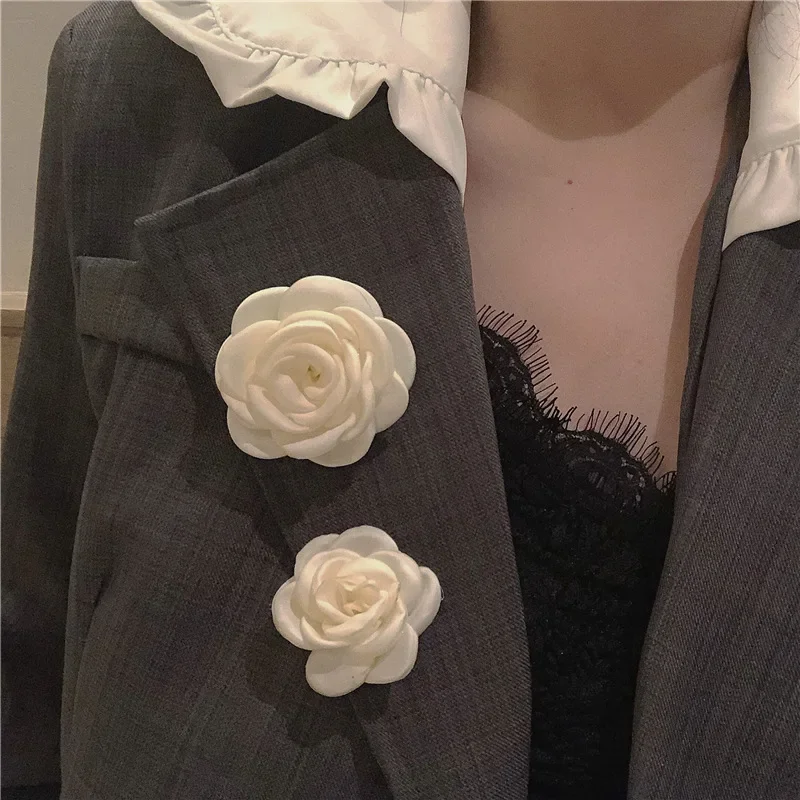 High-end Fabric Camellia Flower Brooch Lapel Pins Korean Fashion Cardigan Scarf Buckle Corsage Brooches for Women Jewelry