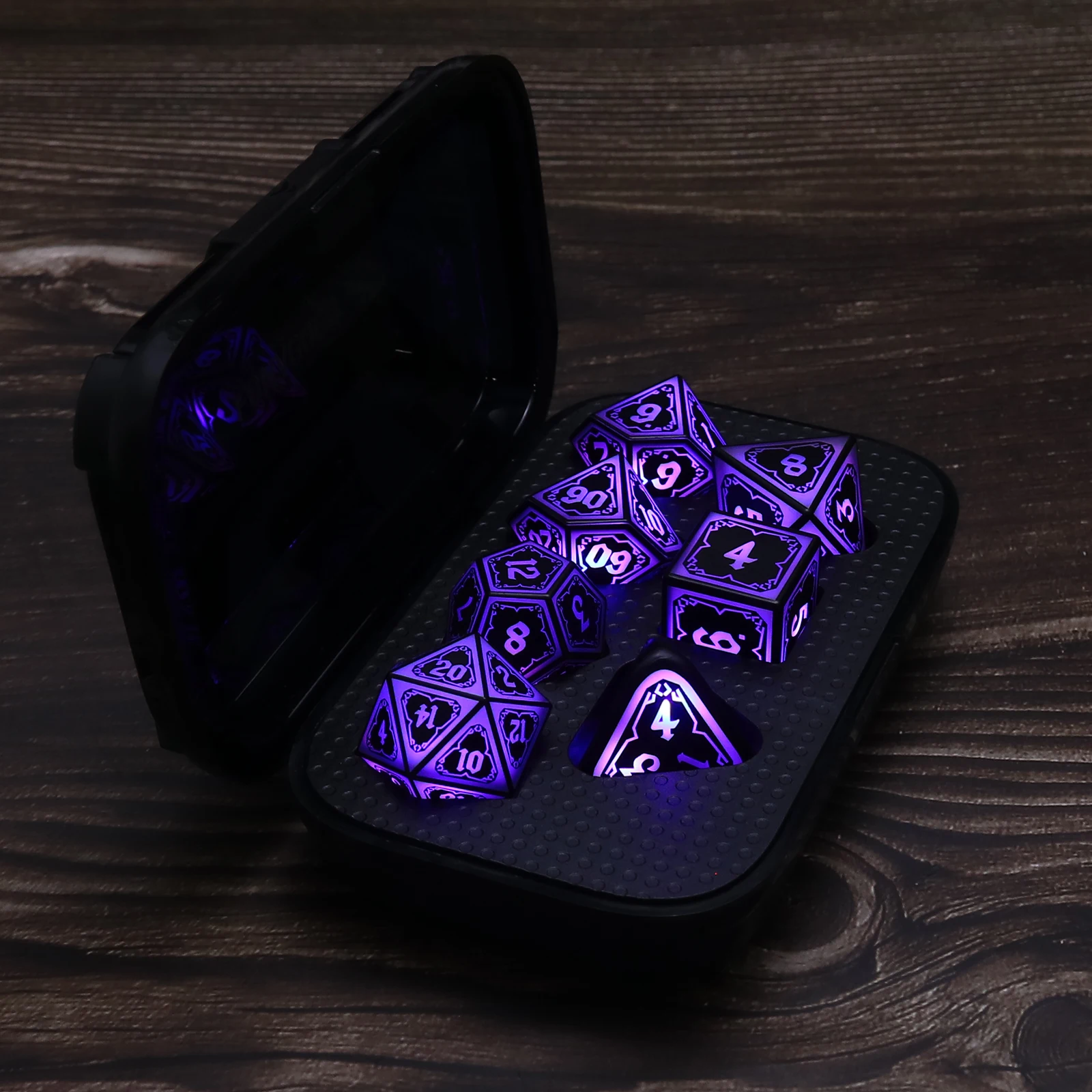 نرد LED أرجواني 7 قطع مع صندوق شحن مجموعة نرد آر بي جي متعدد السطوح للعب الأدوار لعبة الطاولة هدية الهالوين