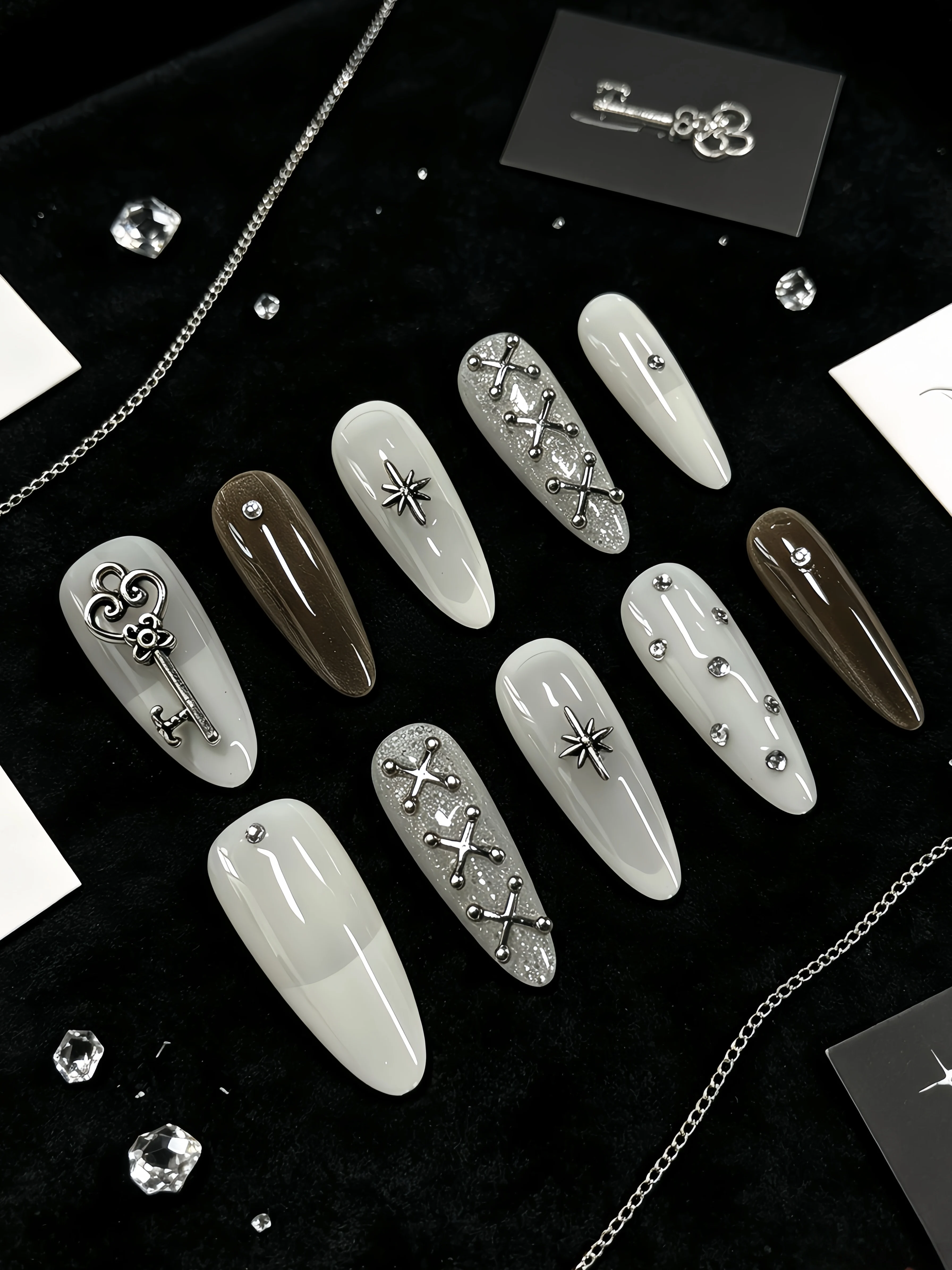 Ensemble de 10 faux ongles longs en forme de goutte d'eau, faux ongles simples dégradés blanc laiteux et gris-noir, style subculture Y2K, style séance photo haut de gamme, faux ongles minimalistes pour femmes matures, filles branchées, employées de bureau, étudiantes, pour les rendez-vous, les voyages, les fêtes quotidiennes, nail art.