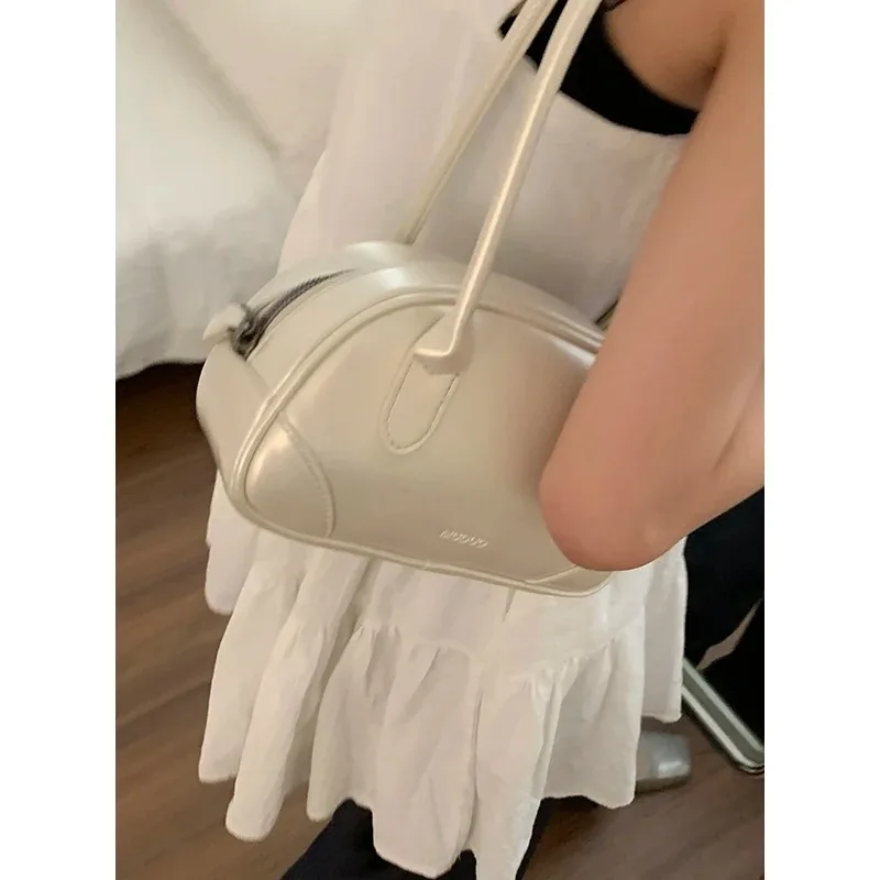 レッドボウリングバッグ女性のハンドバッグ脇の下バッグシングルショルダーファッショナブルな新 2025 トレンディな韓国 Sle 大きいサイズ PU レザー