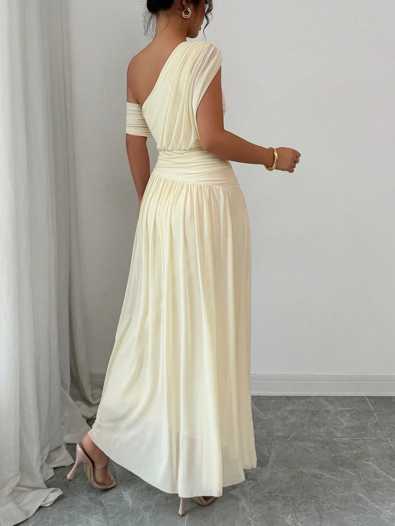 

Элегантное длинное платье в пол с одним открытым плечом и драпировкой на талии