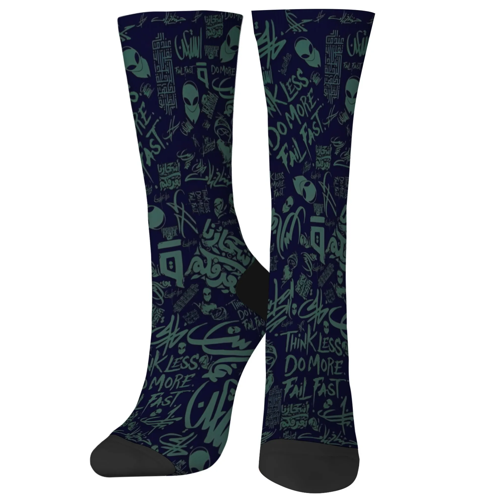 جوارب ستريت آرت الخيال العلمي، طراز جرافيتي كائن فضائي وفكر أقل تفعل أكثر" طباعة نصية مريحة للأزياء العصرية والتحفيزية