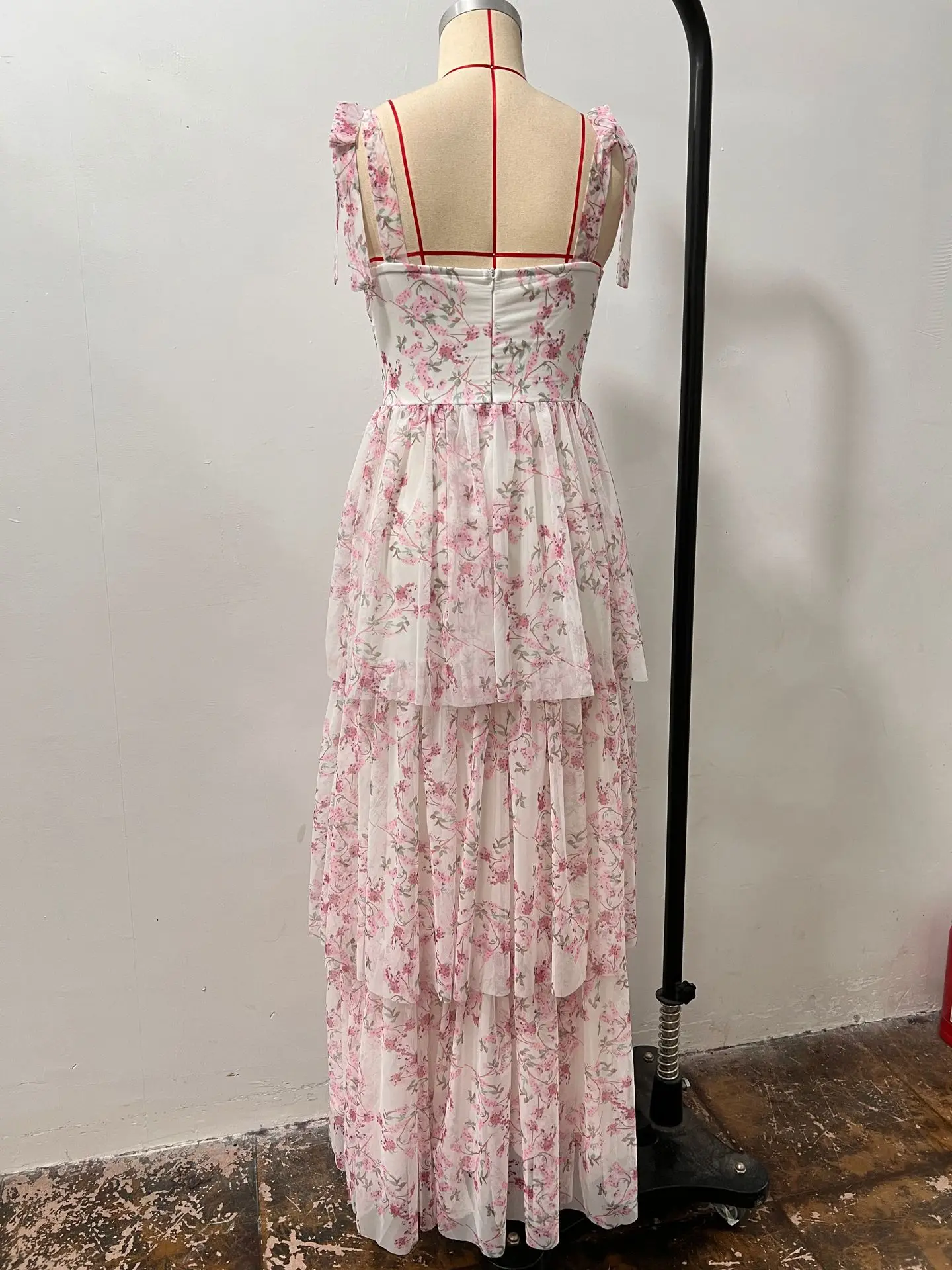 Elegantes, herzförmiges, langes Kleid mit Spaghettiträgern, Blumenmuster und frischem Kuchenmuster in Rosa