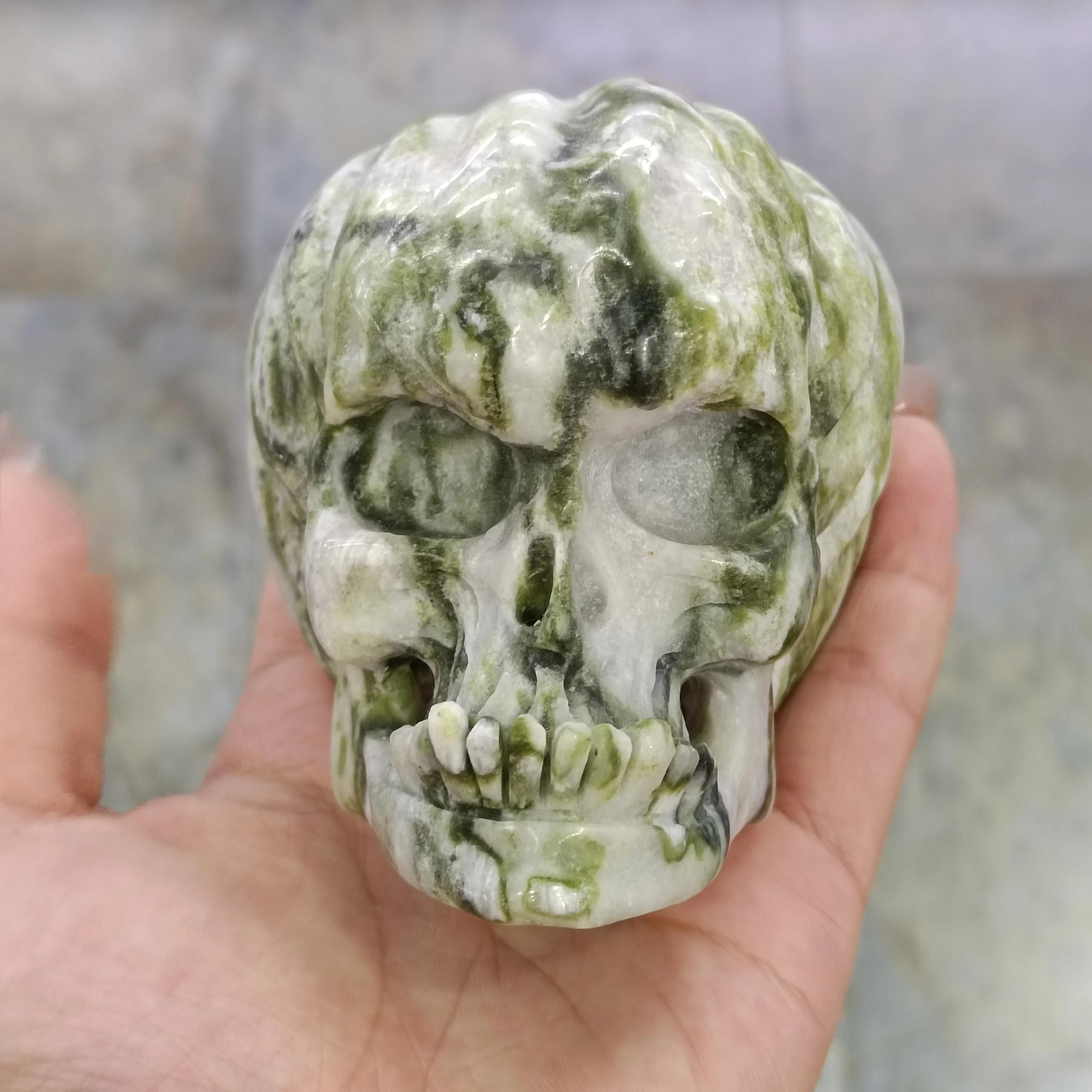 

9cm 1pc Natural Green Grid Crystals Stones Carving Pumpkin Skull Ghost Head Healing Figurines Crafts Halloween Decoration