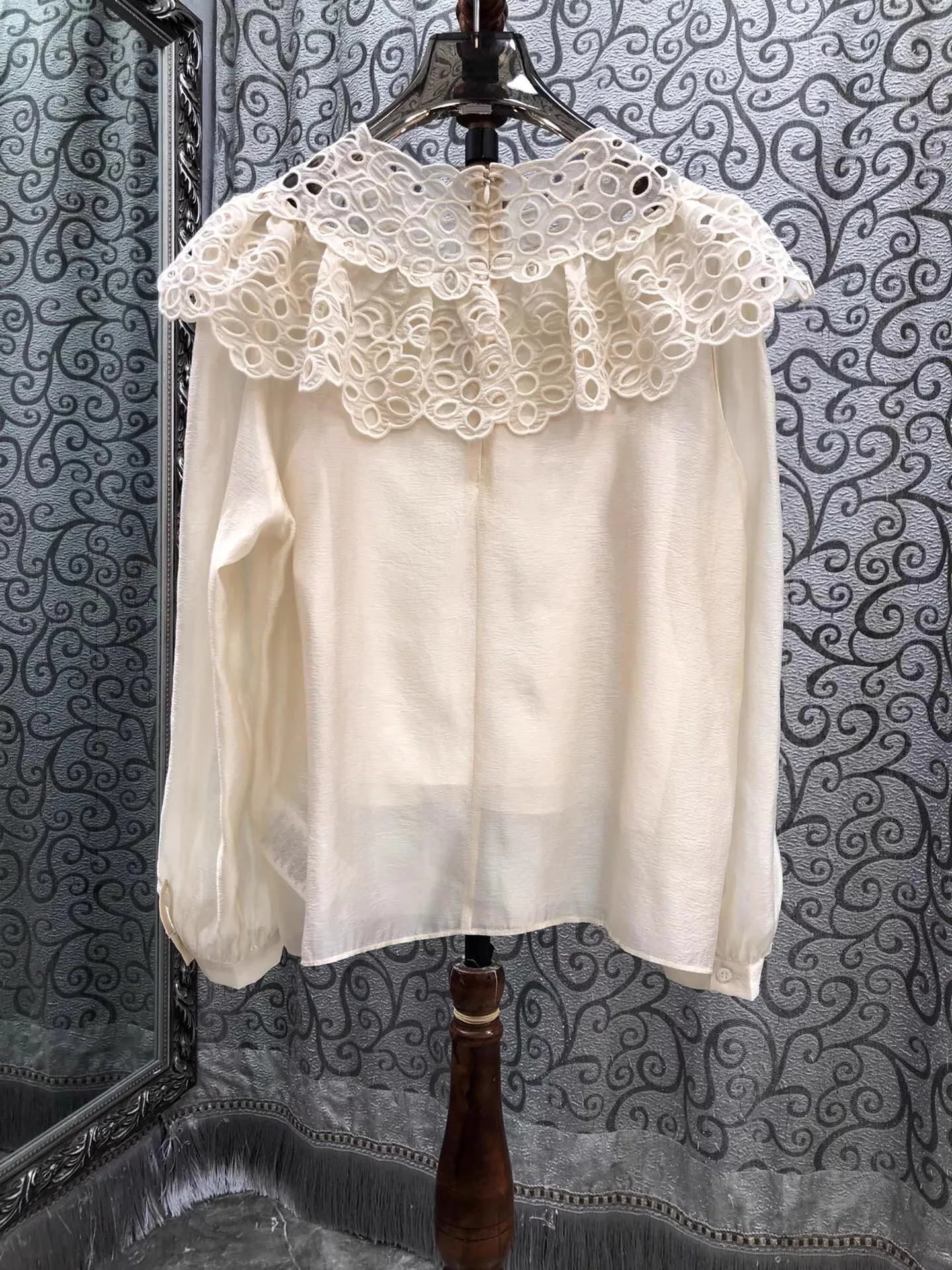 بلايز موضة جديدة بلوزة مصممة قمصان 2026 ربيع المرأة الجوف خارج التطريز كم طويل المشمش البني الأحمر بلايز Blusas الإناث