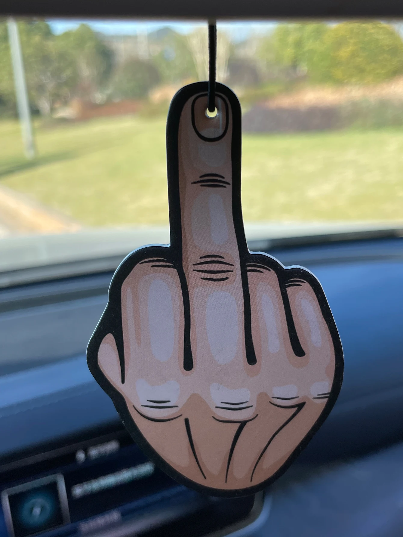 Middle Finger, Perfume para Auto Hilton con Aroma Fresco de Cinco Estrellas y Ambientador No Tóxico |     Aceites Esenciales Naturales y Tabletas Aromáticas (Noroili/Pomelo/Cedro) |     Tipo colgante y de doble propósito con clip de ventilación |     Fragancia Duradera de 60 a 90 Días |     Desodoriza y Purifica el Aire |     Adecuado para Usar en Automóviles, Hogares, Armarios y Baños. |     Mismo aroma que el vendido en la tienda