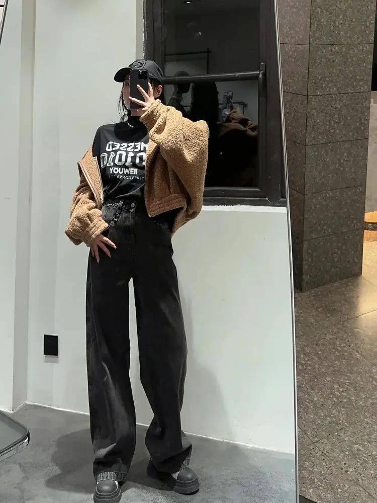 Płaszcz zimowy damski z bardzo grubego, dużego kołnierza, krótki, zapinany na zamek, z wełny jagnięcej, ocieplany bawełną, gruby i ciepły, model 2025.