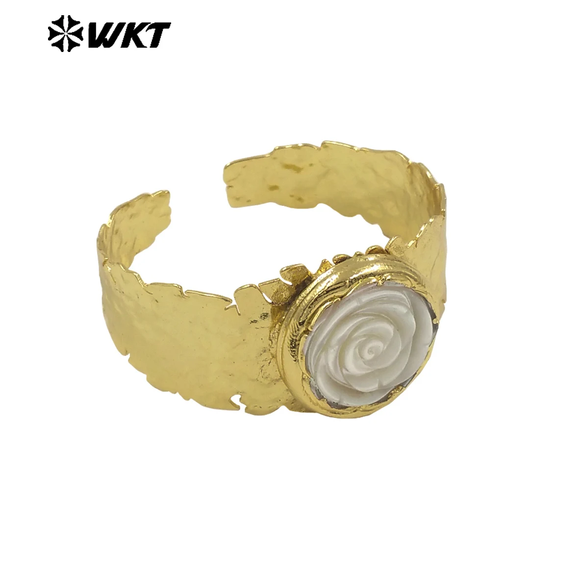 

WT-MPB124 Fashionable Elegant Grain Rose Flower Pendant Mop Shell Charms Yellow Brass Cuff Bangle For Women Jewelry Findings