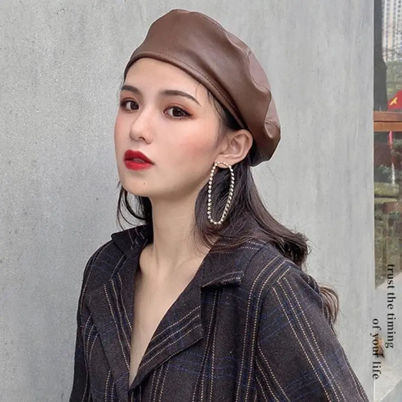 652F French-style Beanie Hat Women PU Leather Vintage Painter Hat Winter Warm Cap Gift for Girls Black/Brown
