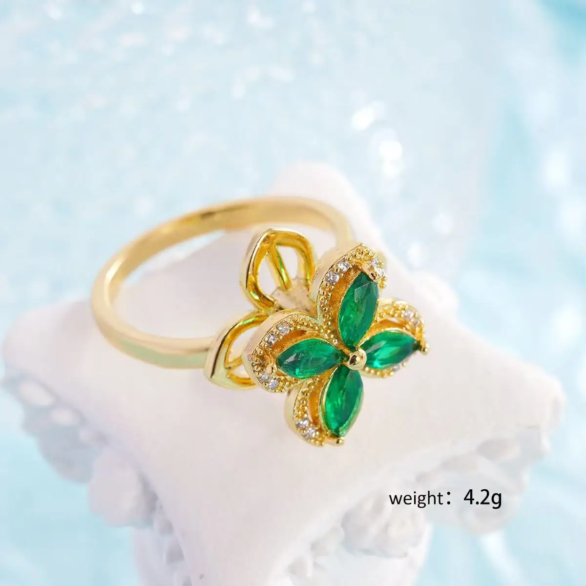 Это вращающееся кольцо с цветком четырехлистного клевера с уникальным женским дизайном и аксессуаром из 100 предметов.