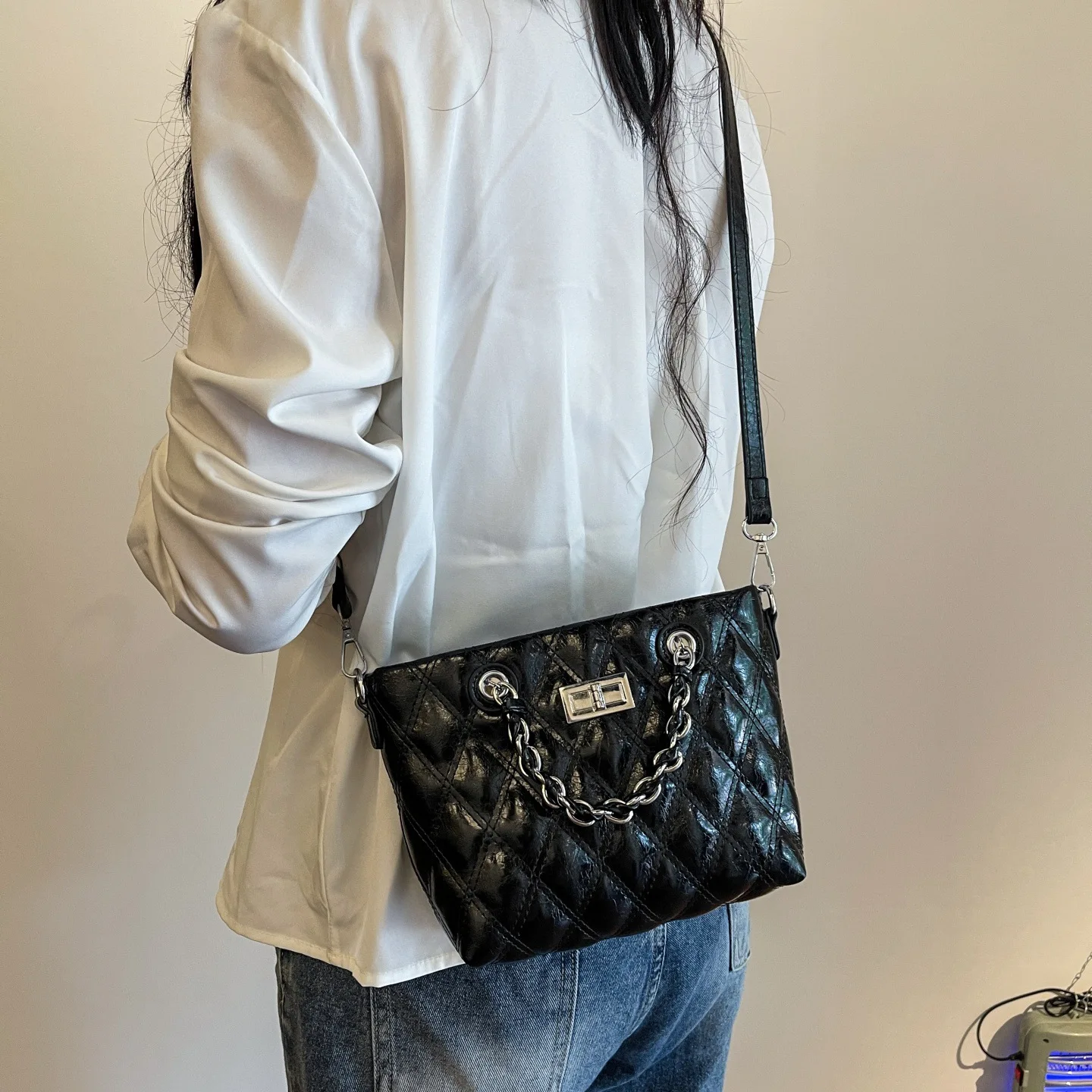 حقيبة سلسلة ألماس فضية، حقيبة ساعي Xiaoxiangfeng النسائية، حقيبة يد بتصميم متخصص لصيف 2025 النسخة الكورية الجديدة