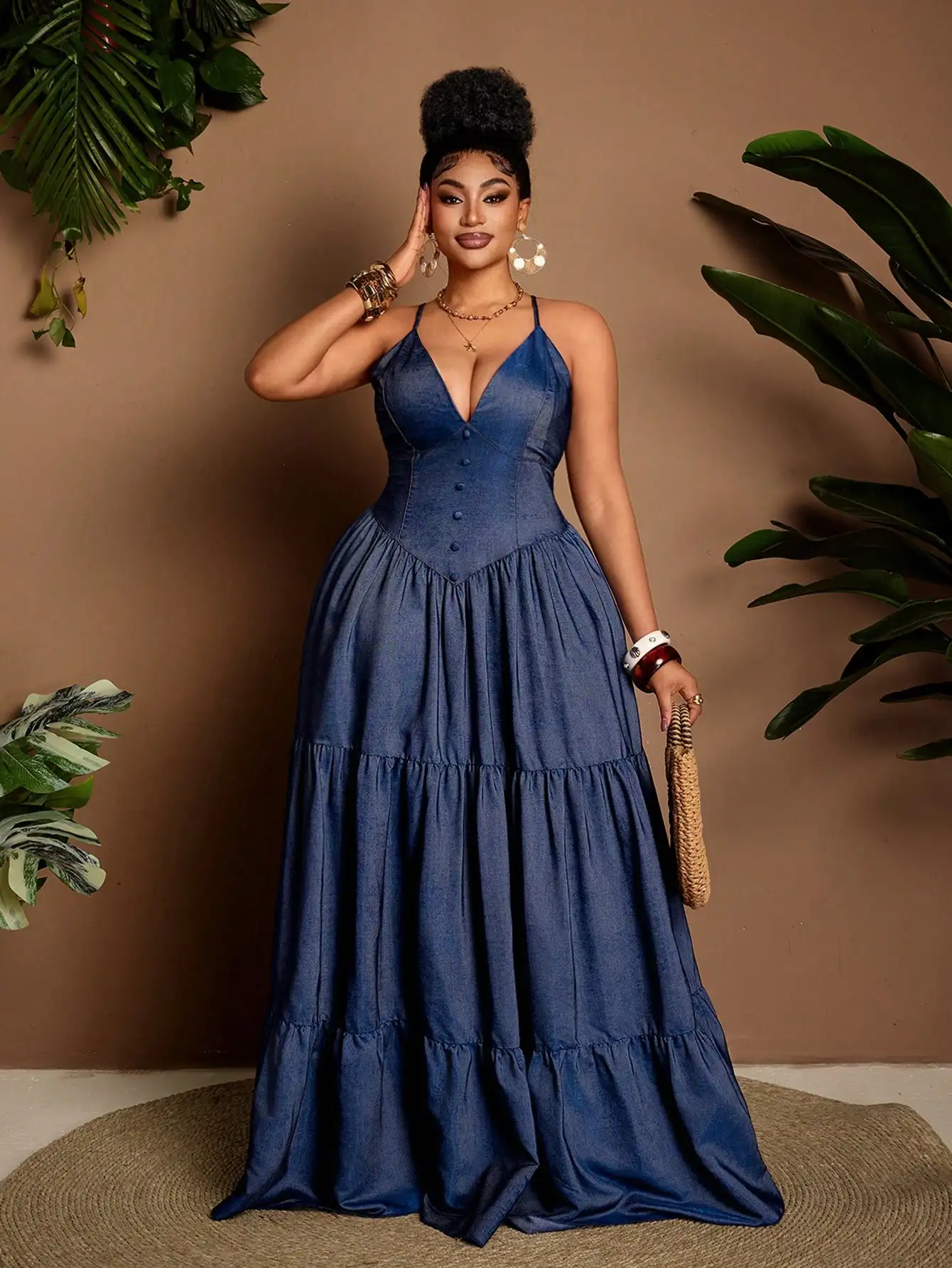 

Длинное платье макси А-силуэта с V-образным вырезом и эффектом денима, больших размеров