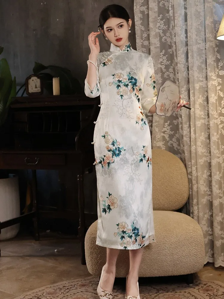 Zielony Elegrant Cheongsam tradycyjny chiński strój kobiety kwiatowy haft jedwabny Qipao z długim rękawem orientalne ubrania Vintage 4xl