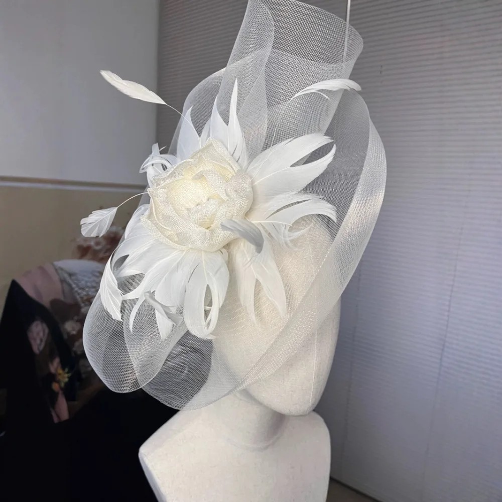 مشبك شعر ريش الزفاف الأنيق مع الدانتيل تول تقليد اللؤلؤ قبعة السيدات حزب الشعر التبعي