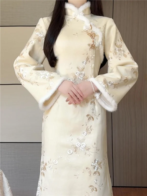 

2025 Winter New Embroidered Cheongsam Dress for Women Velvet Warm Qipao Inverted Large Sleeves Retro Style