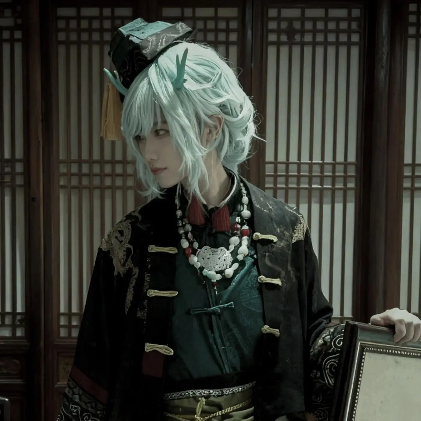 

GAME Identity V painter Edgar Valden Cosplay 40Cm Light blue short hair Synthetic Wig+Wig cap Party Halloween Wig