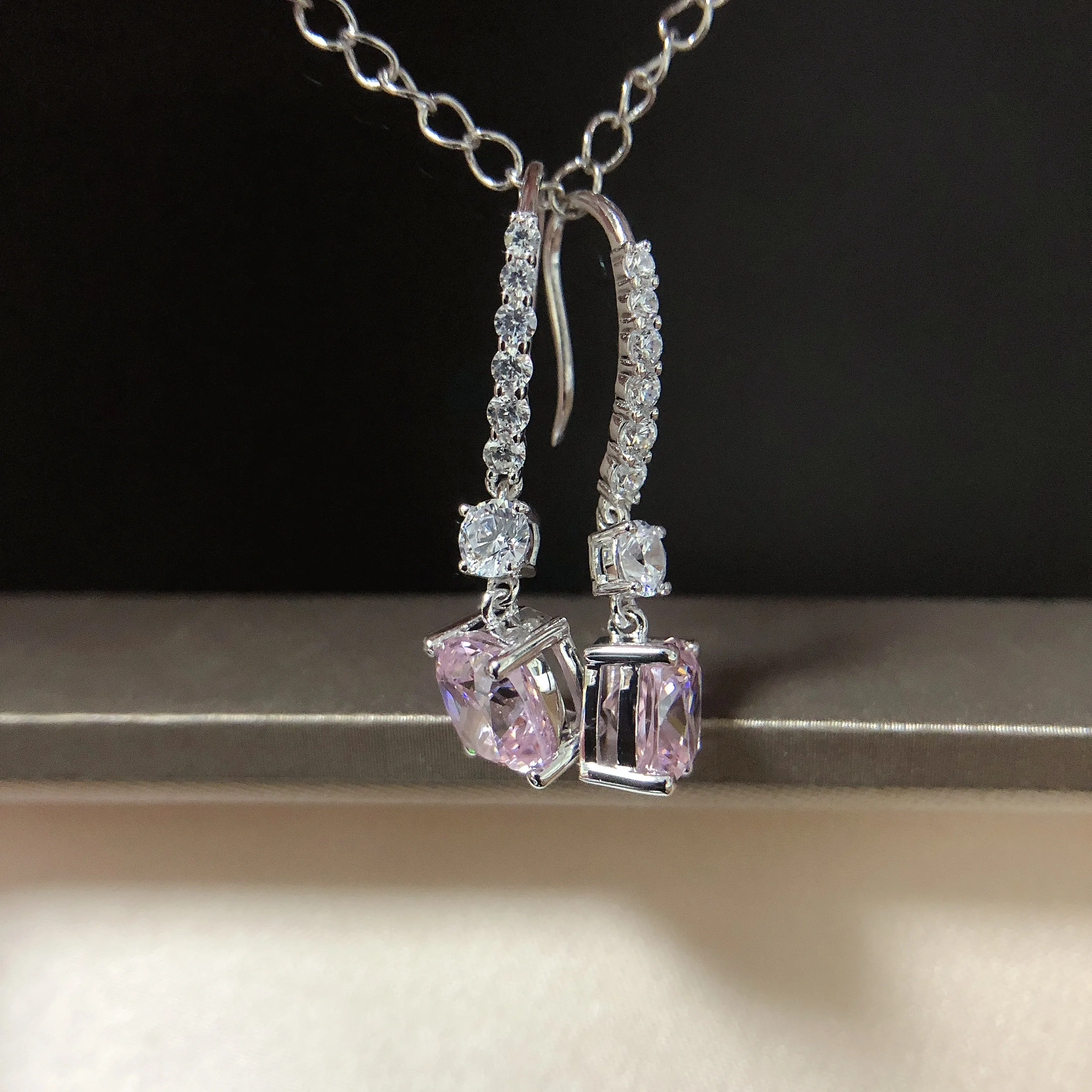(4 Karat insgesamt) 2 Karat pro Stück, Ohrstecker mit rosa Diamanten im Cushion-Schliff, 18 Karat Weißgold, AU750, Damen-Schmuck, E060 – Detail 2