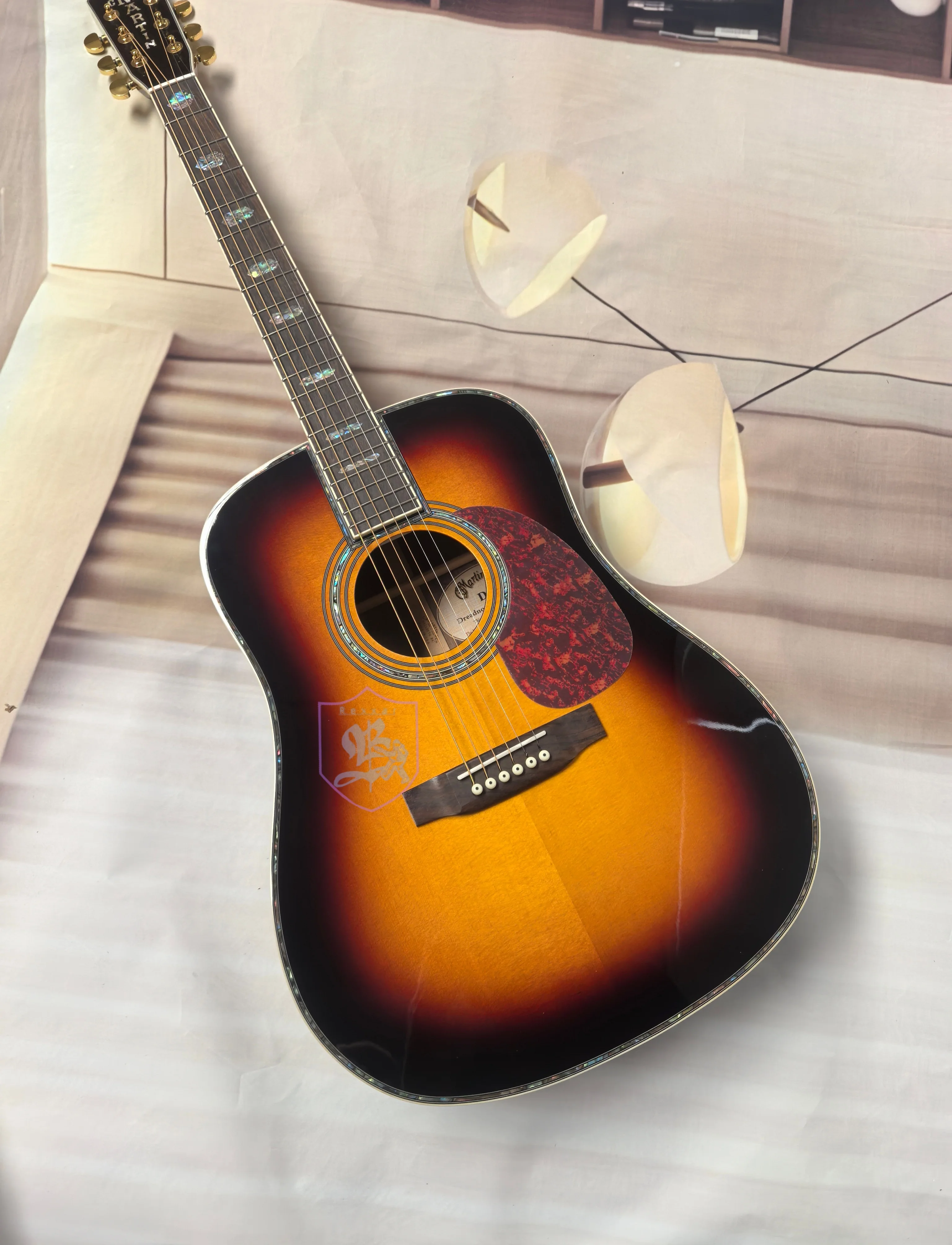 

6-струнная акустическая гитара D45, гриф из палисандра, корпус из ели, боковые панели и задняя часть из палисандра.