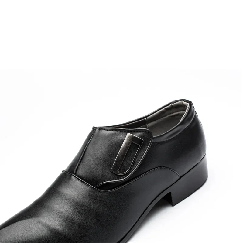 Mocassins de couro antiderrapante masculinos, sapatos pretos para dirigir, tênis masculinos, sapatos de vestir, calçado leve e respirável, plano