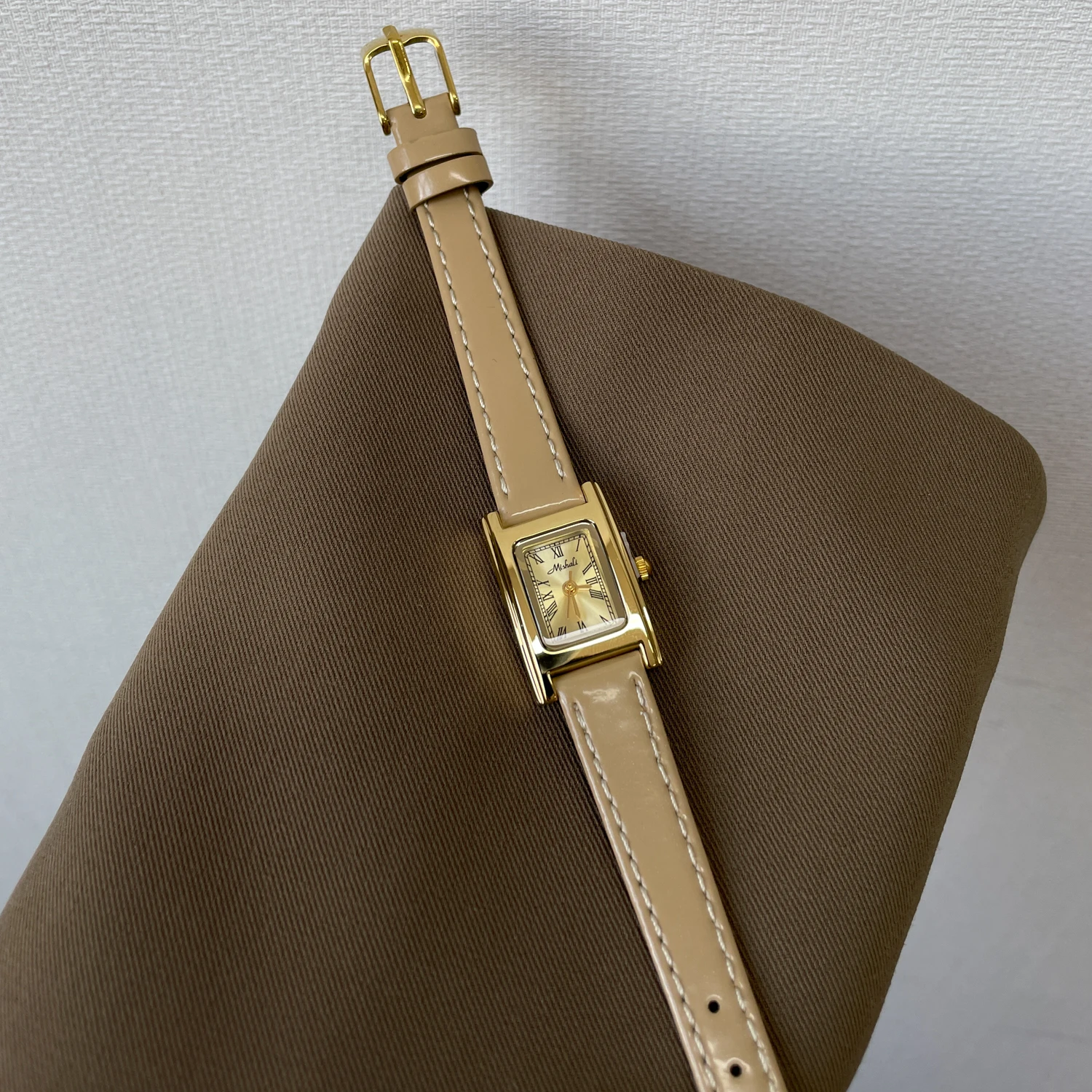 Retro square women's high-value workplace watch, 2026 new style, elegant and exquisite, quartz fashion watch, unique wristwatch.