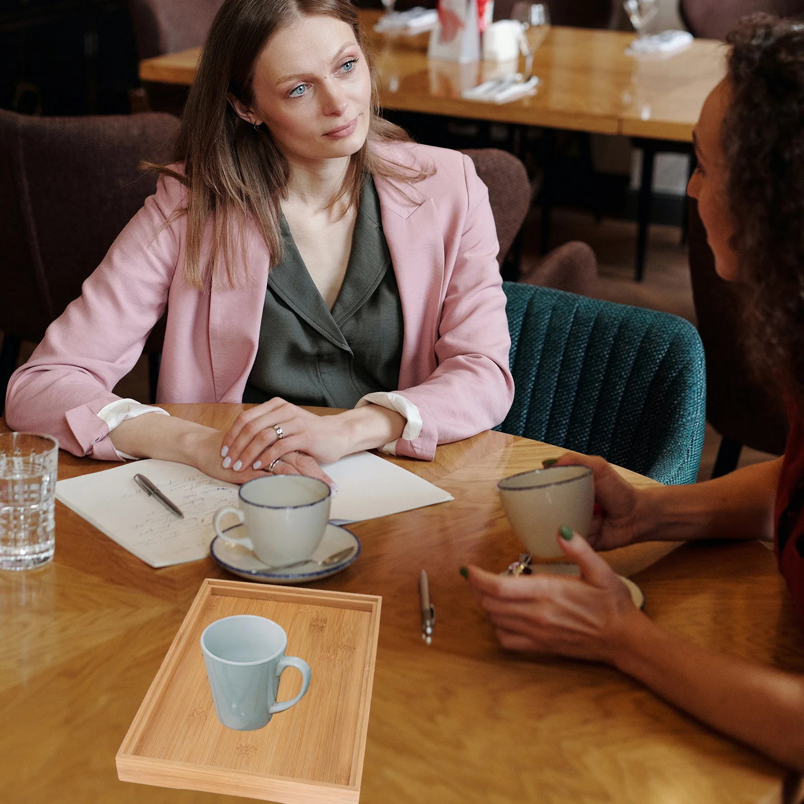 

Маленький бамбуковый поднос для чая ручной работы, квадратная соломенная тканая яркая цветная однотонная твердая моющаяся деревянная тарелка, фруктовая пицца